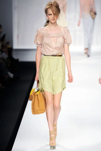 Look 16